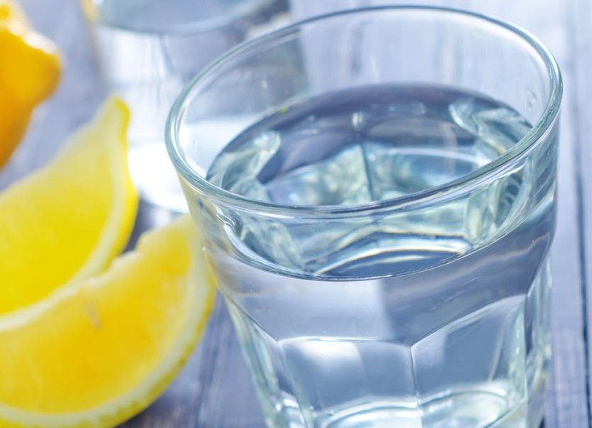 „Beau un pahar cu apă imediat ce mă trezesc”. Un nutriționist dezvăluie ce face în fiecare zi pentru a-și îmbunătăți sănătatea și a avea energie