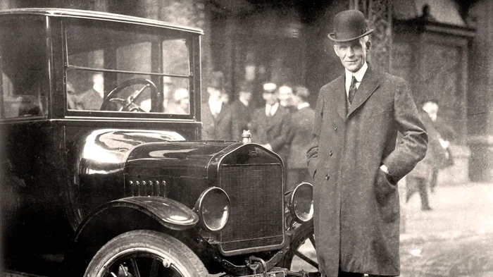 Henry Ford, alături de una dintre maşinile sale. Foto arhivă
