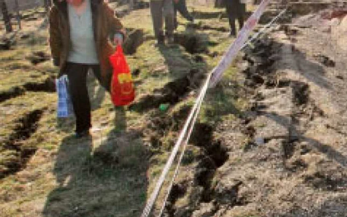 Pământul a înghiţit şoseaua şi a dărâmat stâlpii de curent
