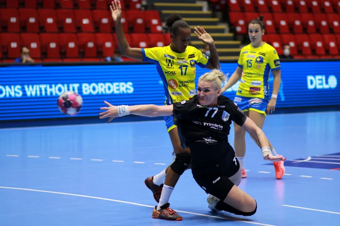 
    Crina Pintea a înscris 3 goluri în poarta lui MetzFoto: Marian Burlacu  