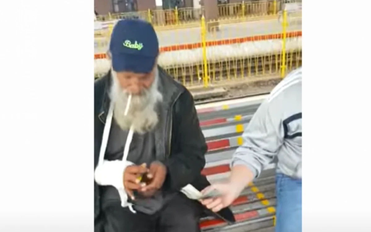 Poliţiştii locali i-au dat bătrânelului 500 de lei ca să nu-i reclame. FOTO: Captura video