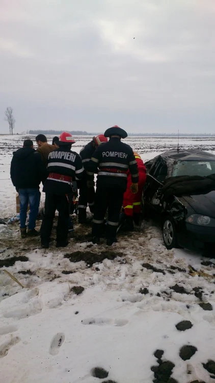 În maşina accidentată se aflau 3 persoane FOTO: ISU Ialomiţa