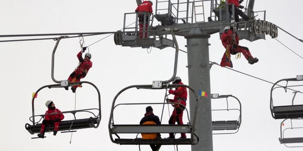 Intervenţie Salvamont la telescaun turişti blocat avarie cablu munţi Sursa Salvamont România