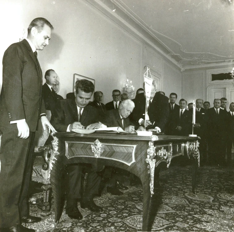 Nicolae Ceauşescu şi Ludvik Svoboda la solemnitatea Tratatului de prietenei, colaborare şi asistenţă mutuală între România şi Cehoslovacia, la 16 august 1968 (© „Fototeca online a comunismului românesc”, cota: 167/1968)