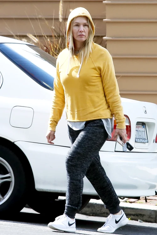 Jennie Garth, surprinsă pe stradă tristă și neîngrijită, la scurt timp de la moartea colegului ei, Luke Perry 