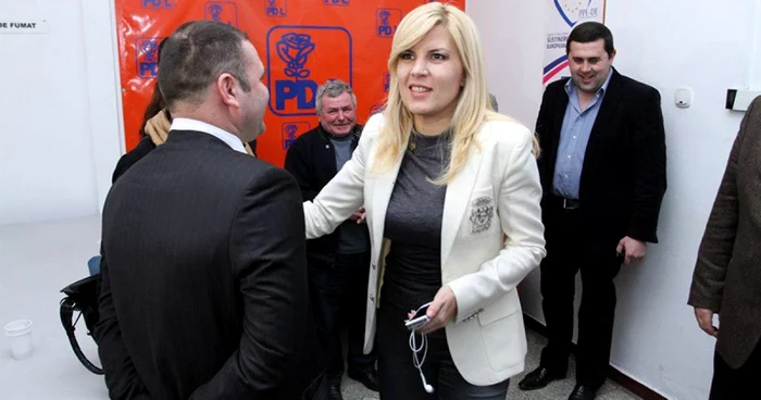 Elena Udrea a stârnit admiraţia delegaţilor prezenţi la sediul PDL Buzău                        FOTO: Adevărul.ro