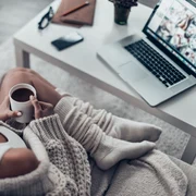  Relaxare pe canapea - cafea FOTO Shutterstock 