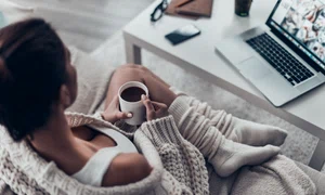  Relaxare pe canapea - cafea FOTO Shutterstock 