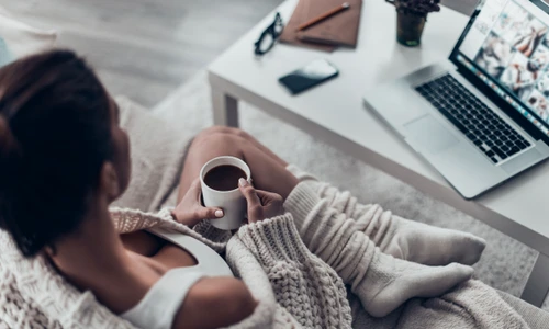  Relaxare pe canapea - cafea FOTO Shutterstock 