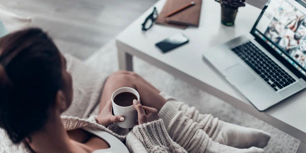  Relaxare pe canapea - cafea FOTO Shutterstock 
