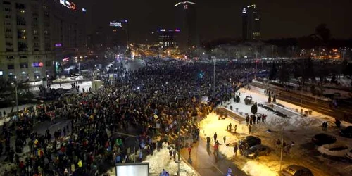 Persoane protestează în Piaţa Victoriei din Bucuresti împotriva posibilităţii iniţierii unei ordonanţe de urgenţă care sa permită graţierea unor inculpaţi şi dezincriminarea unor fapte penale de către guvernul Grindeanu FOTO Florin Ghioca