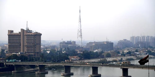 podul al-sinak care duce in zona verde din bagdad foto epa efe