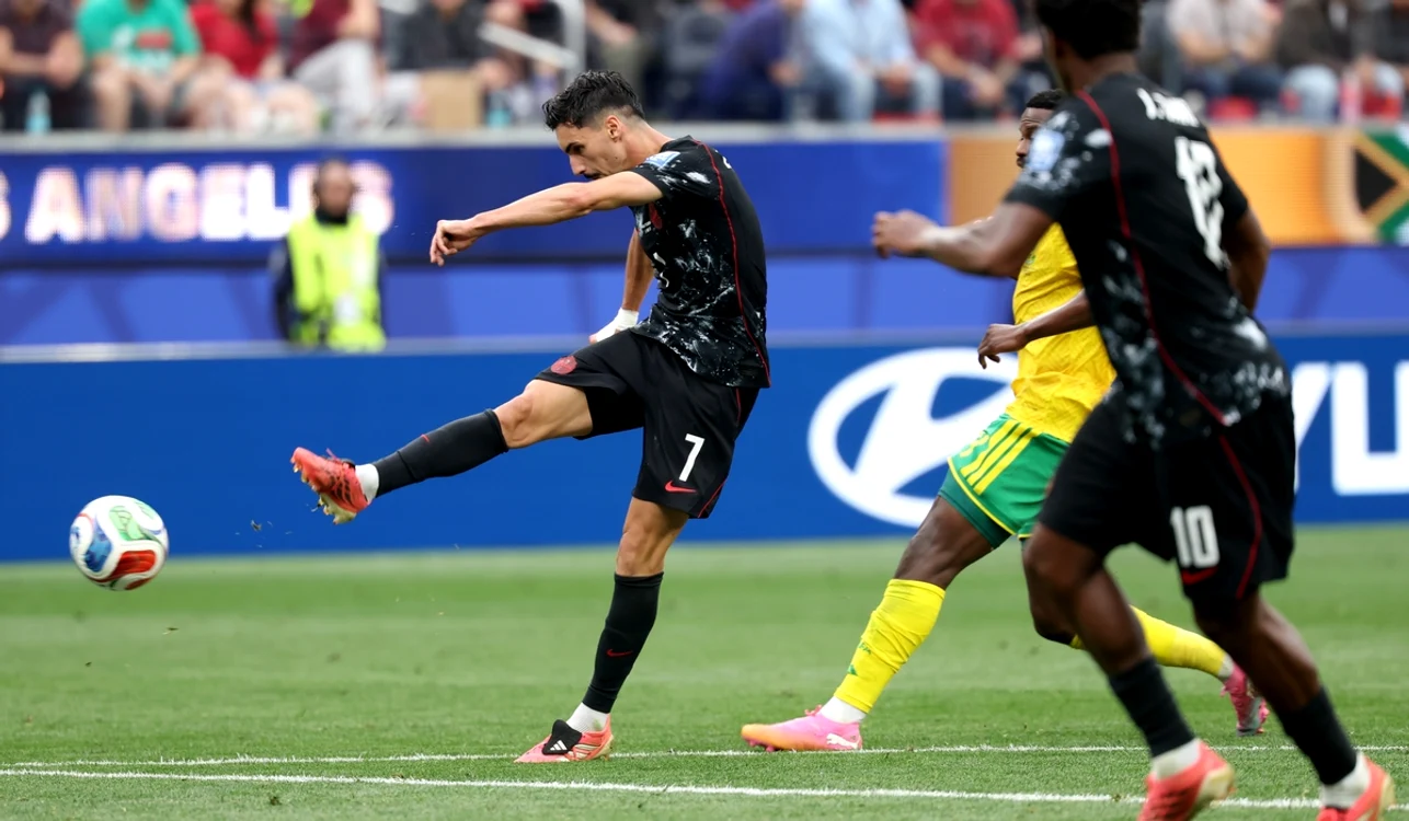 Stephen Eustáquio (stânga) scrie istorie pentru Canada la Mondial (FOTO: EPA)