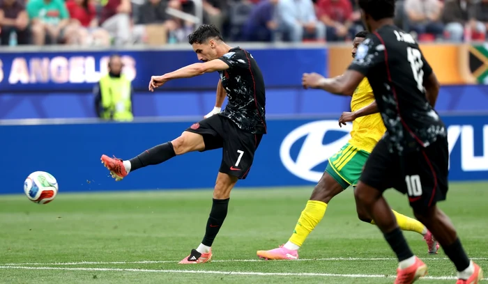Stephen Eustáquio (stânga) scrie istorie pentru Canada la Mondial (FOTO: EPA)