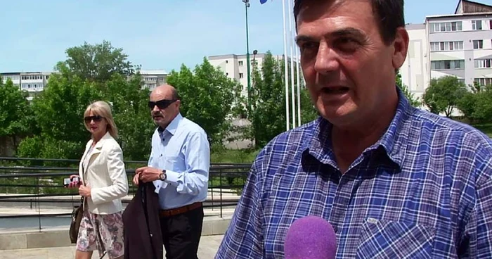 Marin Condescu la Tribunalul Olt, alături de Viorel Temelescu (cu ochelari soare) (FOTO: Mugurel Manea)