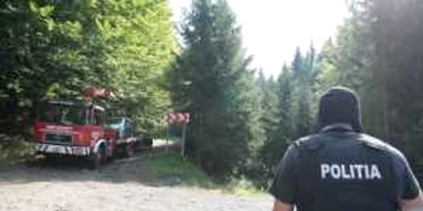 Hoţii au fugit cu 240.000 lei după ce au jefuit o maşină de transport valori (UPDATE+GALERIE FOTO)