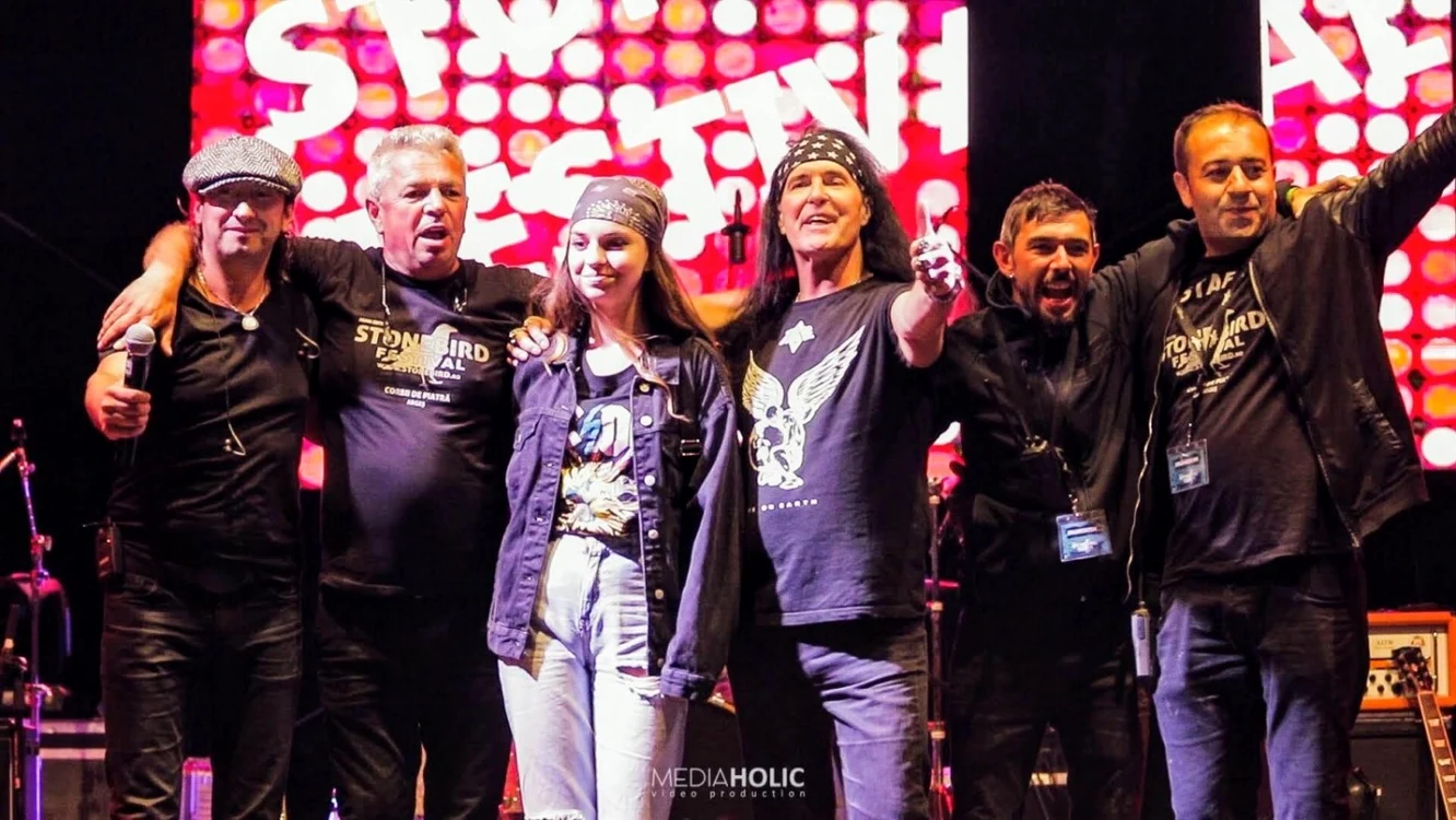 Virgil Baciu (al doilea din stânga) şi Dave Evans, primul solist al AC/DC (centru, cu bandană) pe scena festivalului Stonebird de la Corbi FOTO: Stonebird Festival