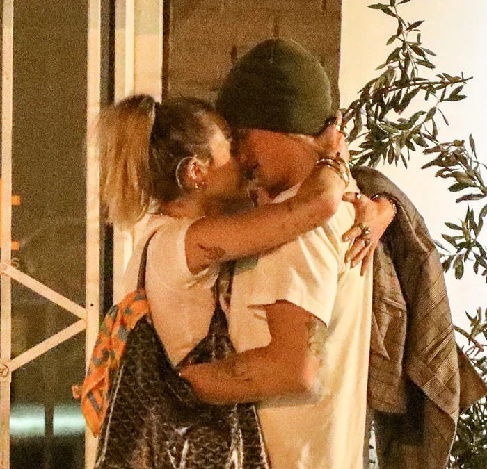 
    Miley Cyrus pare extrem de fericită alături de noul iubit Foto: Profimedia  