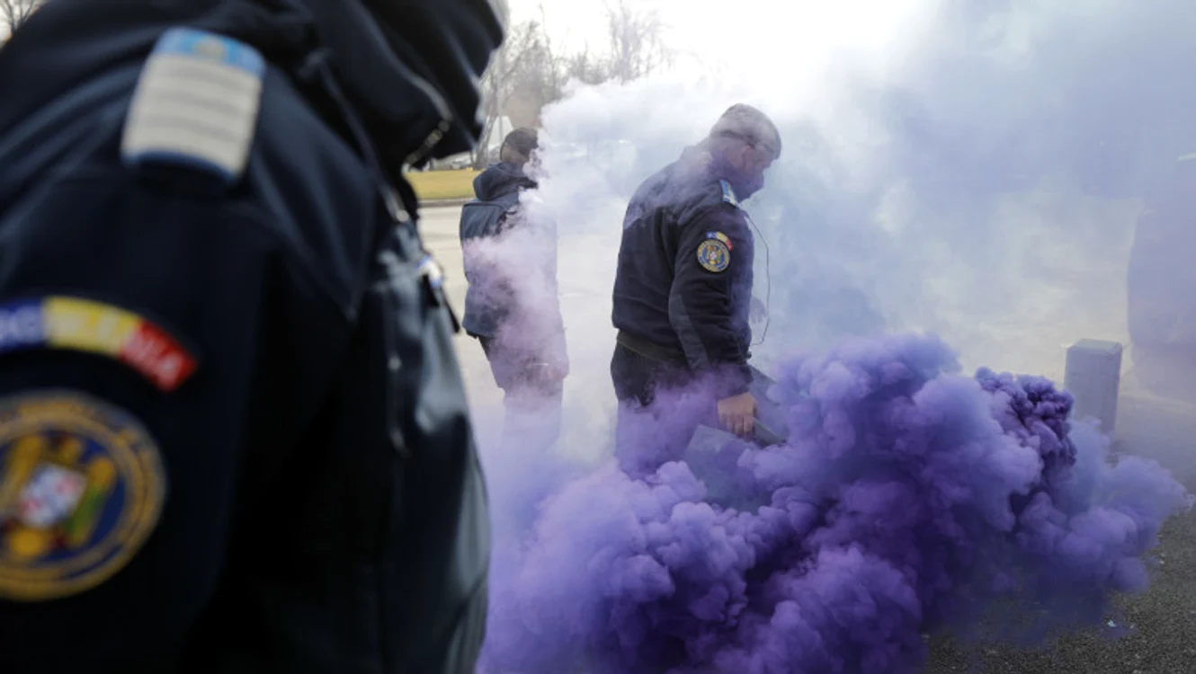 
    Protestul a degenerat, iar manifestanții au aruncat cu fumigene Sursă foto: Inquam Photos/George Călin  