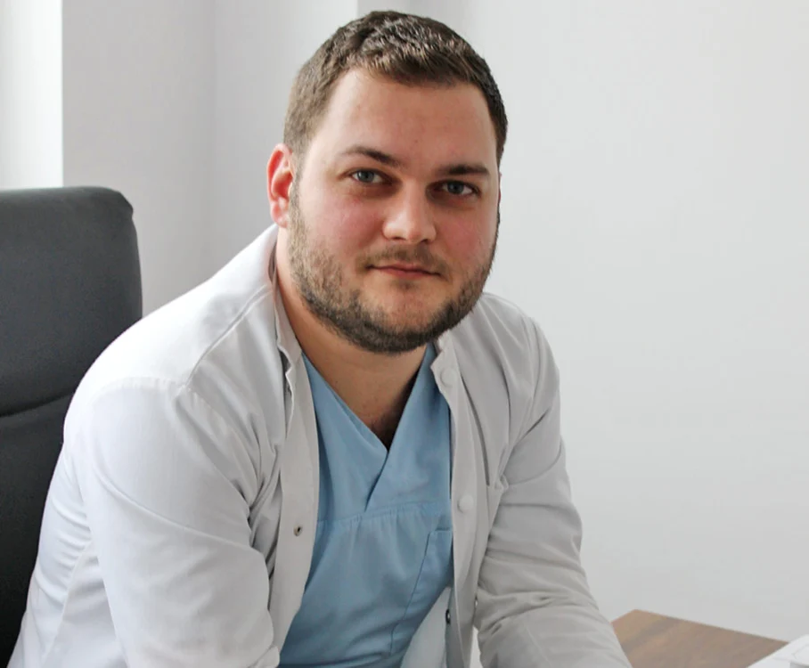 
    Ovidiu Pecingină  (31 de ani), specializat  în Ortopedie- Traumatologie   