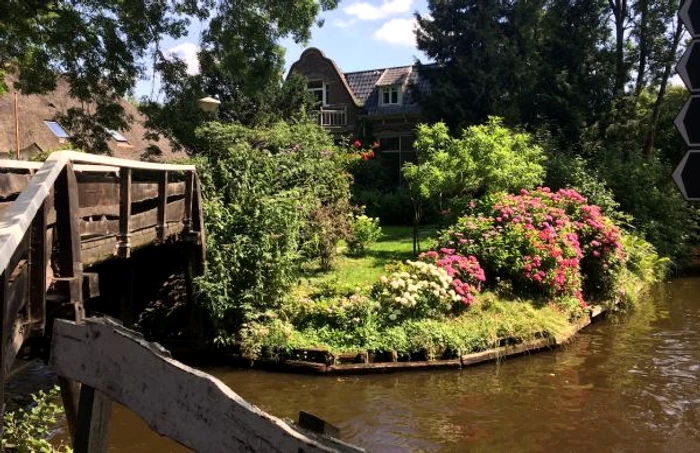 Giethoorn - satul olandez cu canale supranumit Veneţia Nordului Foto Sînziana Ionescu