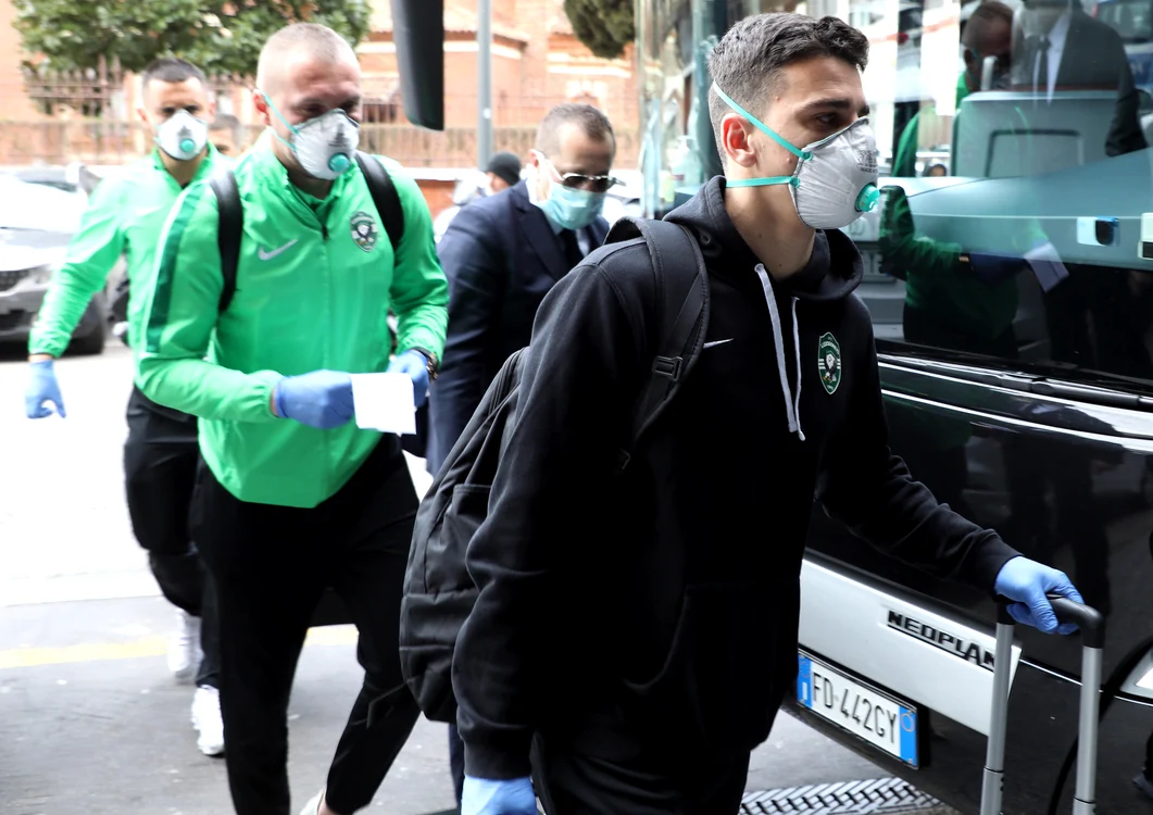 
    Fotbaliștii echipei bulgare purtau măști la sosirea în MilanoFoto: EPA-EFE  