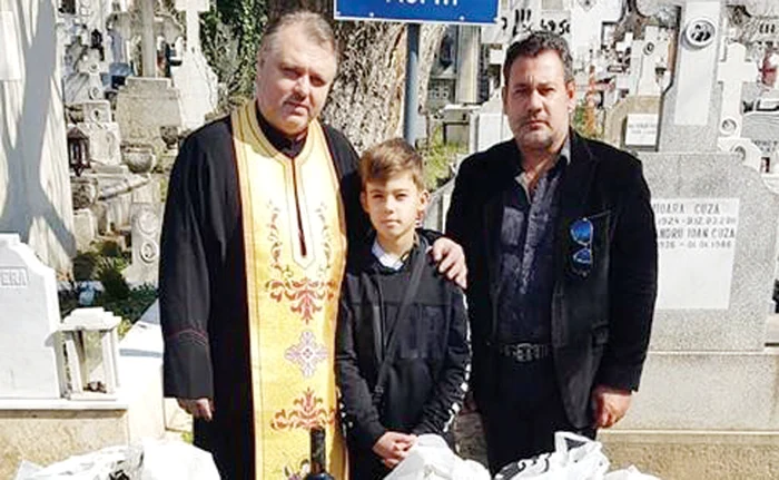 
    Ionuţ, fiul său, Vlăduţ, şi părintele Emil Cărămizaru  