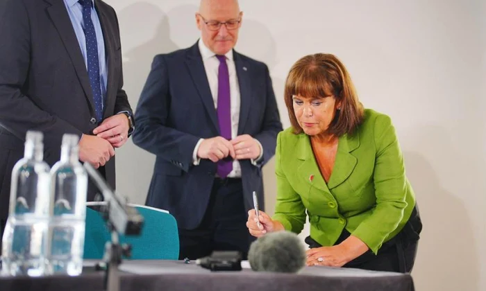 lovitura pentru marea britanie liderii scotiei tarii galilor si irlandei de nord au semnat acordul pentru independenta de regat 1101734 webp