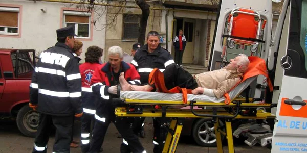 Bătrânul a fost dus la spital pentru îngrijiri medicale