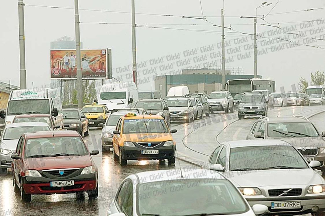 Magazinele au fost  luate cu asalt încă  de la orele dimineţii (Fotografii: Sever Gheorghe)