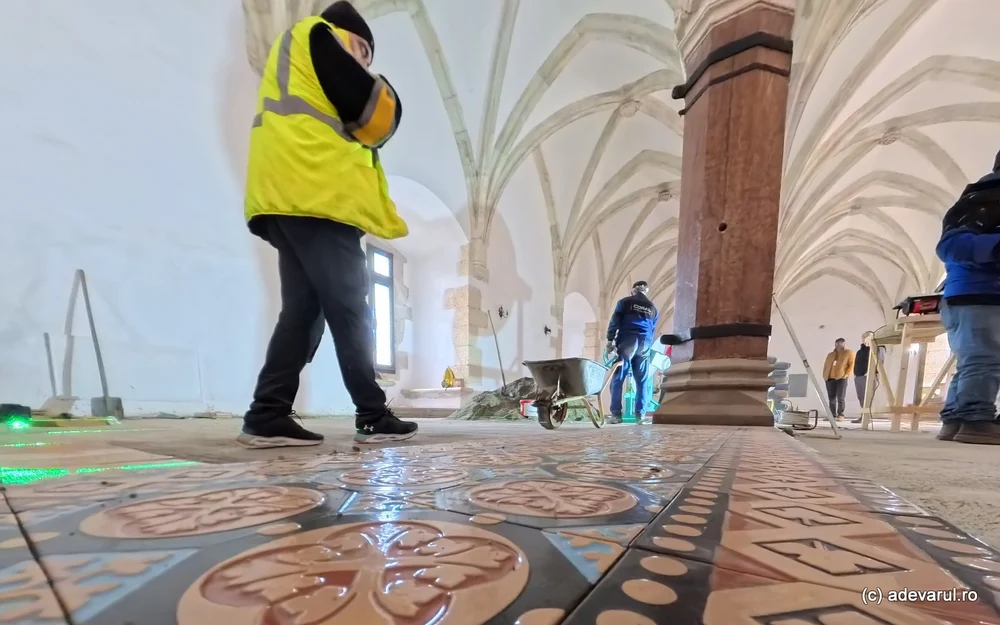Restaurare istorică la Castelul Corvinilor. Pardoseala Sălii Cavalerilor, refăcută după 130 de ani la aceeași fabrică din Ungaria
