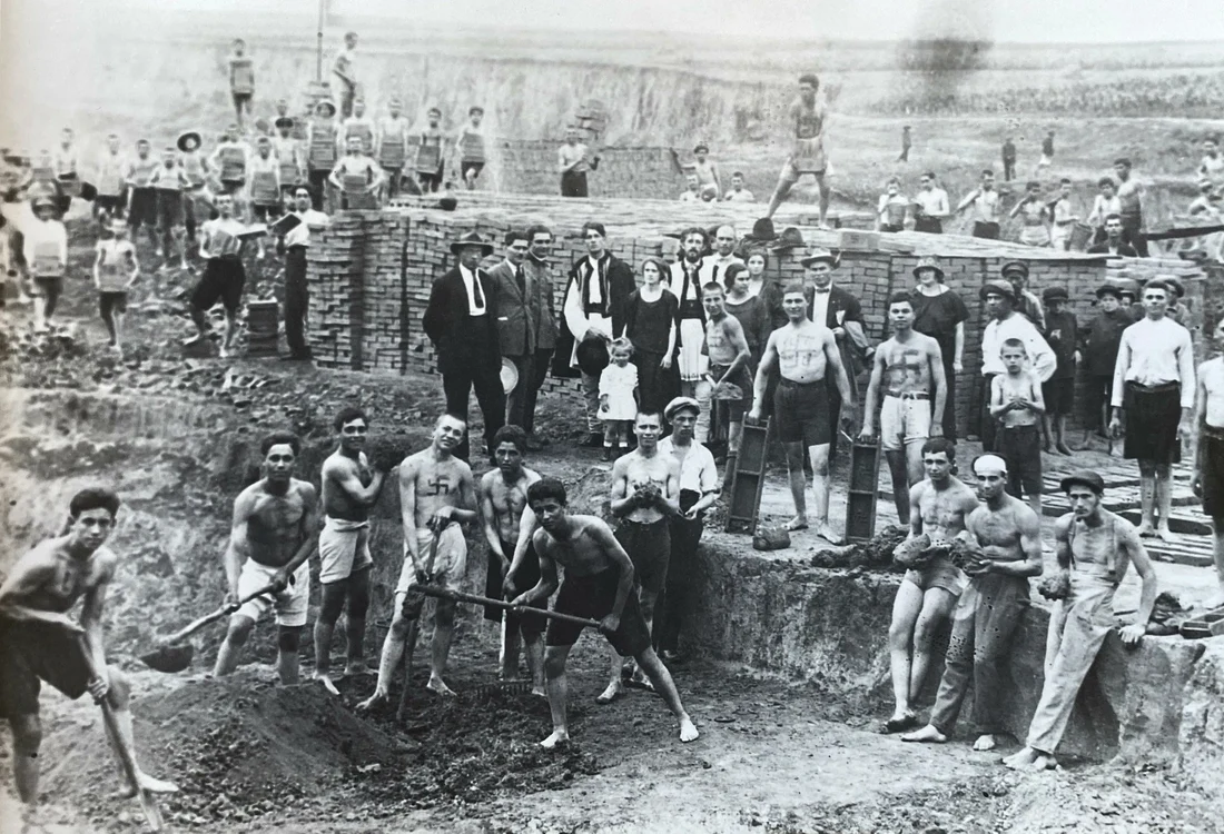 Studenți cuziști la o tabără de muncă FOTO wikipedia