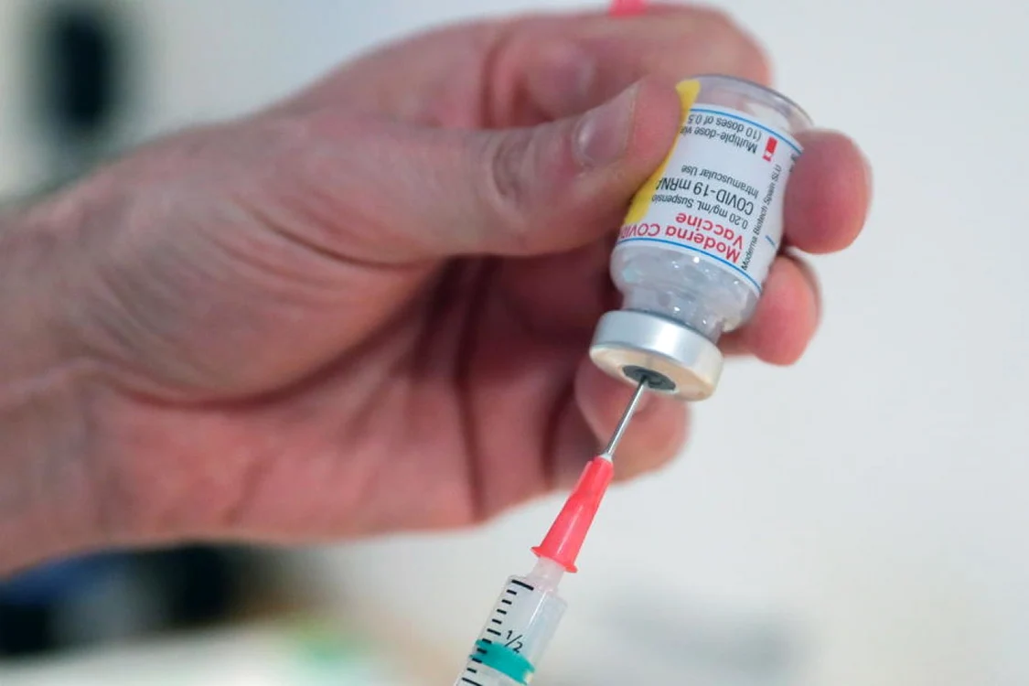 Se deschid noi cabinete de vaccinare cu serul Moderna FOTO EPA-EFE