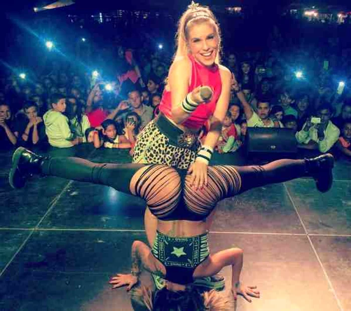 Corina Bud a oferit un show extrem de sexy unui public format mai mult din adolescenţi.foto: Arhiva personală