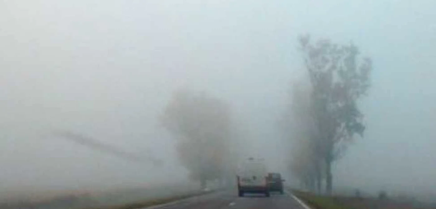 Şoferul nu l-a observat pe bărbatul care mergea pe marginea drumului din cauza ceţii. Foto Botoşani