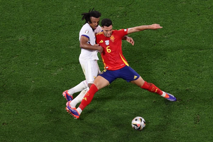 Jules Kounde și Mikel Merino își dispută balonul la Euro 2024 (Foto: EPAImages)
