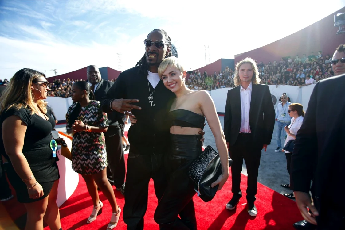 cyrus snoop vma wire/reuters
