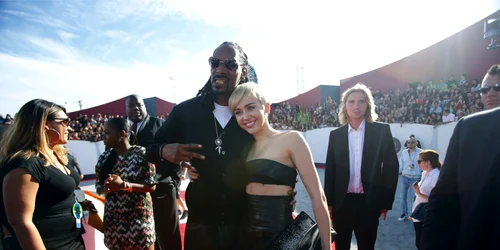 cyrus snoop vma wire/reuters