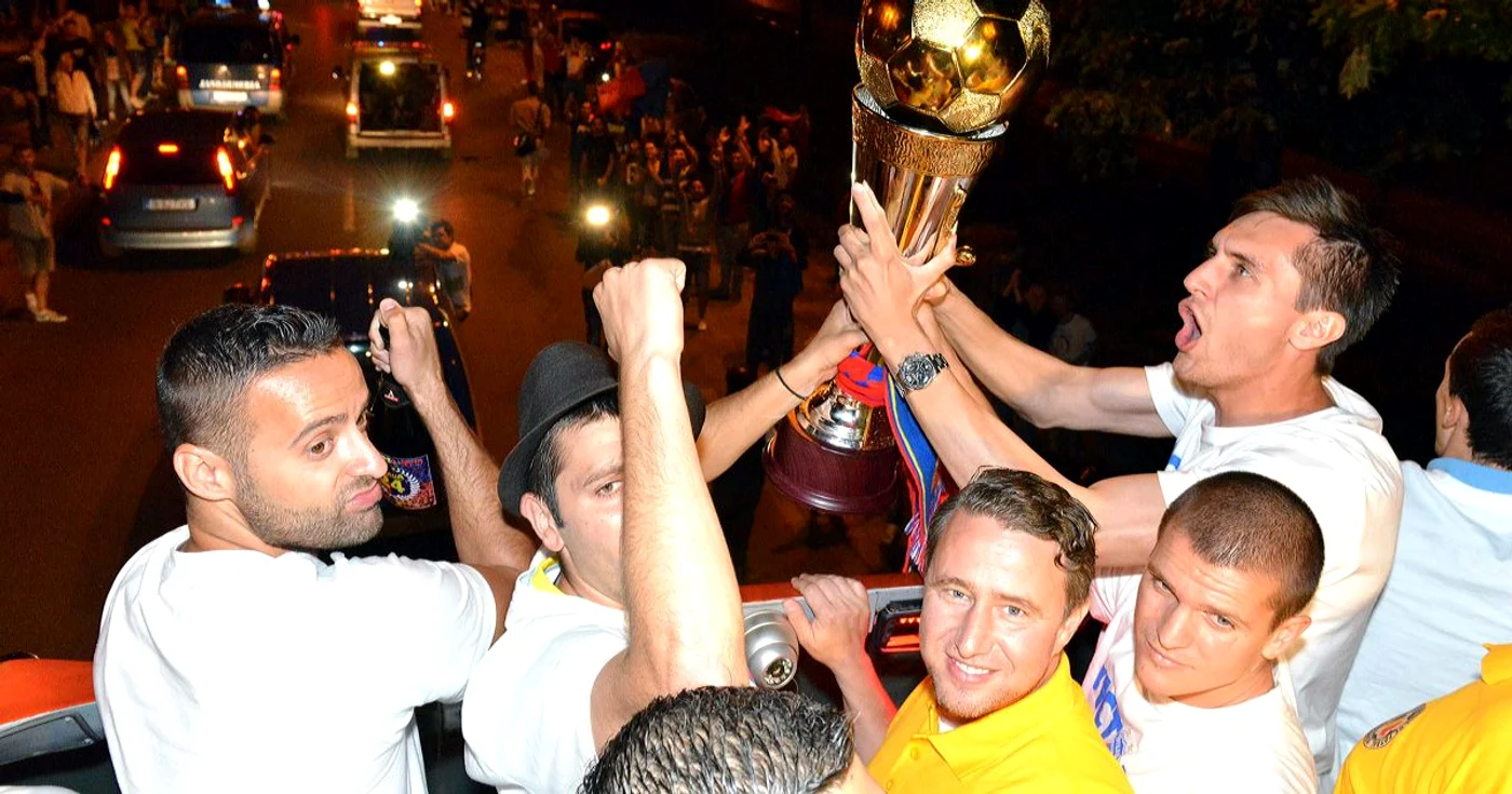 Jucătorii Stelei le-au arătat tuturor fanilor în drumul spre Piaţa Constituţiei, trofeul câştigat FOTO Răzvan Păsărică