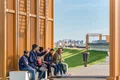 Grup de indieni pe o bancă pe Lacul Morii în București FOTO Shutterstock 