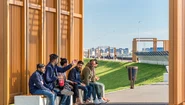 Grup de indieni pe o bancă pe Lacul Morii în București FOTO Shutterstock 