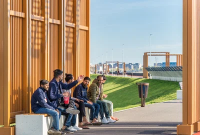 Grup de indieni pe o bancă pe Lacul Morii în București FOTO Shutterstock 