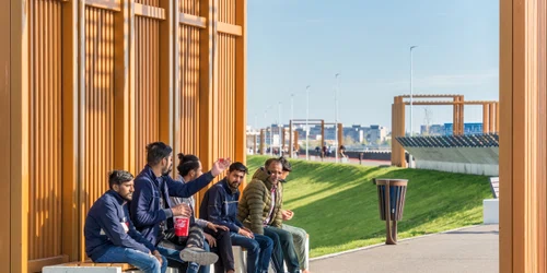 Grup de indieni pe o bancă pe Lacul Morii în București FOTO Shutterstock 