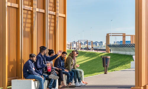 Grup de indieni pe o bancă pe Lacul Morii în București FOTO Shutterstock 