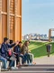 Grup de indieni pe o bancă pe Lacul Morii în București FOTO Shutterstock 