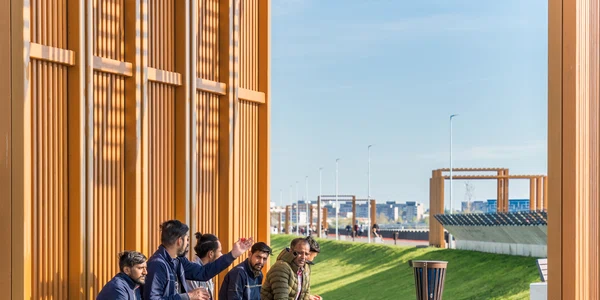 Grup de indieni pe o bancă pe Lacul Morii în București FOTO Shutterstock