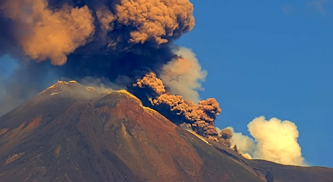 Vulcanul Etna a erupt