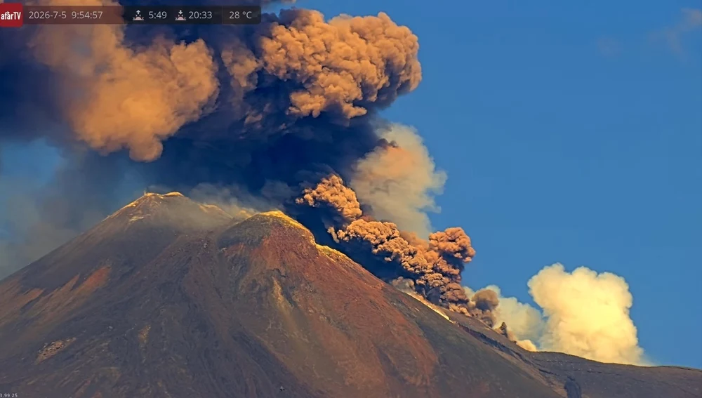 Vulcanul Etna a erupt din nou. Spațiul aerian din Sicilia, închis parțial