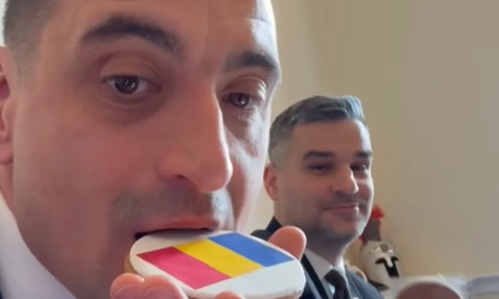 Cum a luat în derâdere George Simion gestul cu tăiatul tortului în forma Groenlandei: ironii cu un fursec tricolor