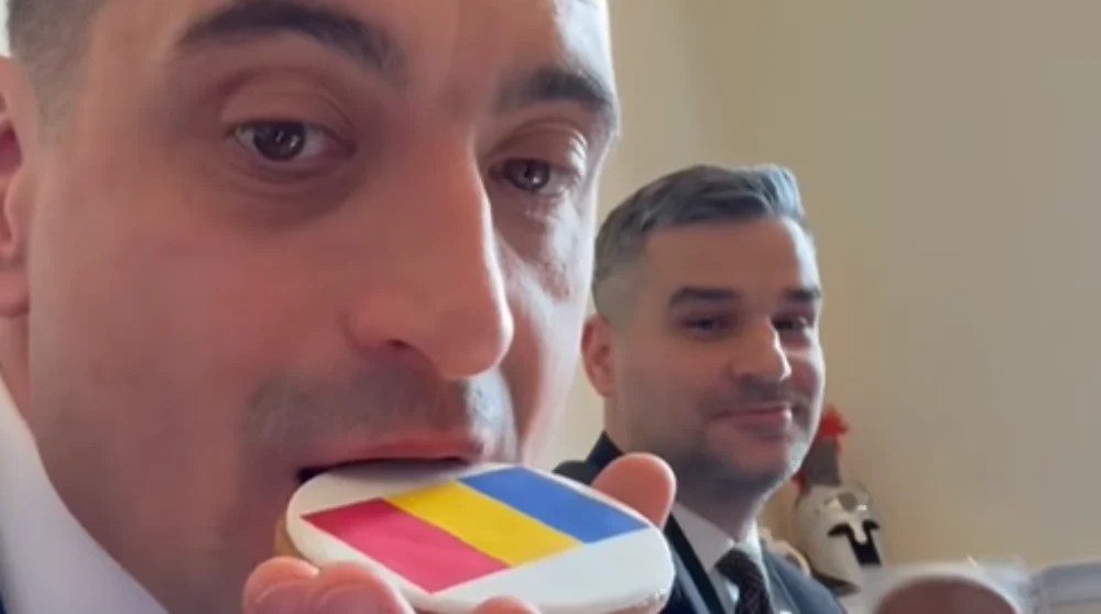 Cum a luat în derâdere George Simion gestul cu tăiatul tortului în forma Groenlandei: ironii cu un fursec tricolor 